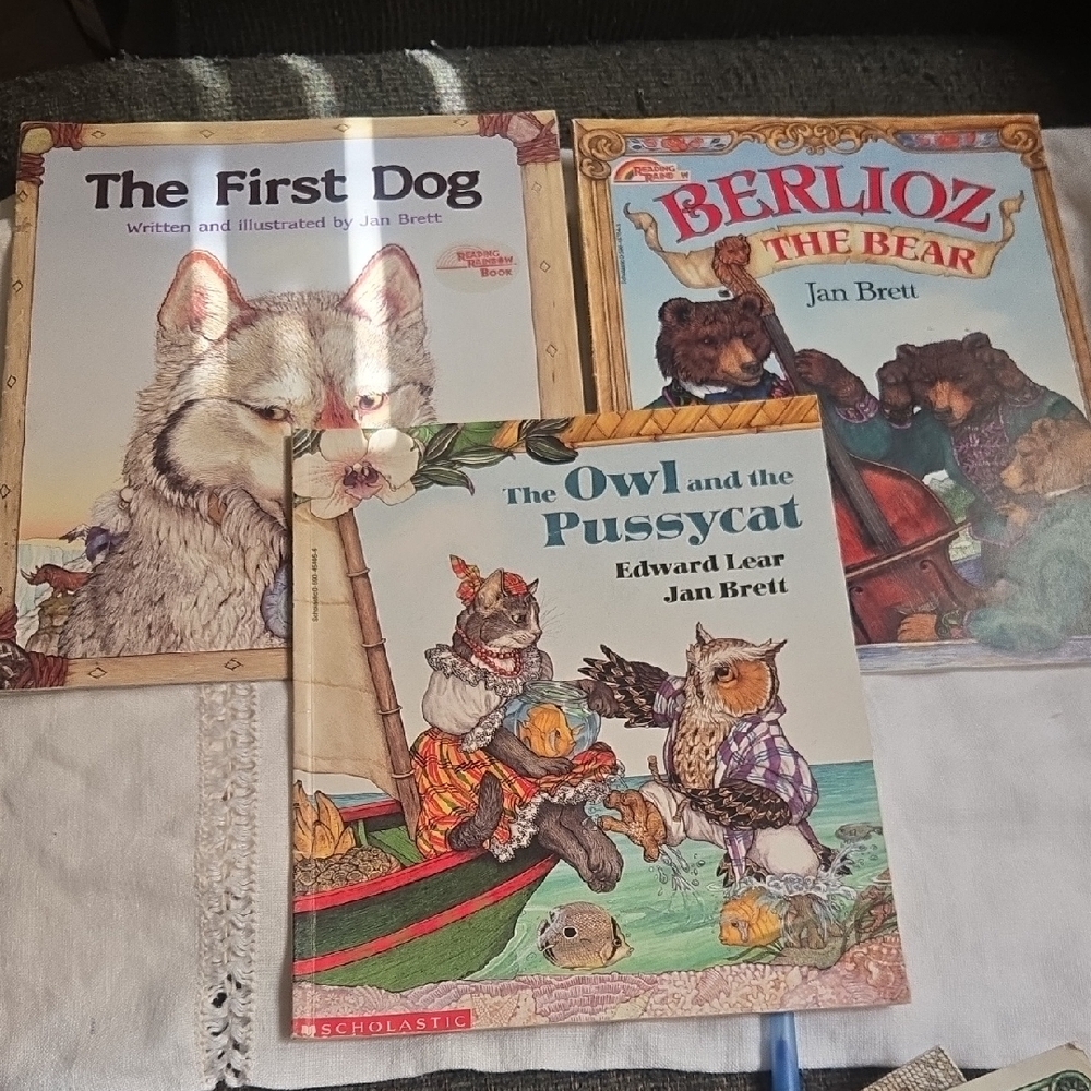 Lot of 7 Jan Brett Books - Picture 1 of 5